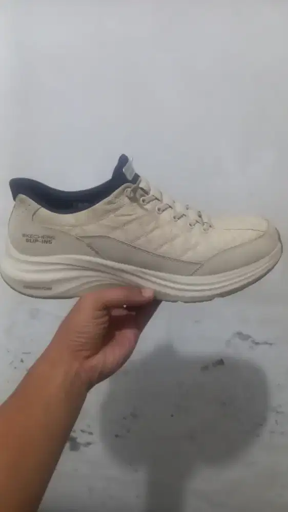 Sepatu Skechers Slip-ins Vapor Foam pria krem hands-free.
