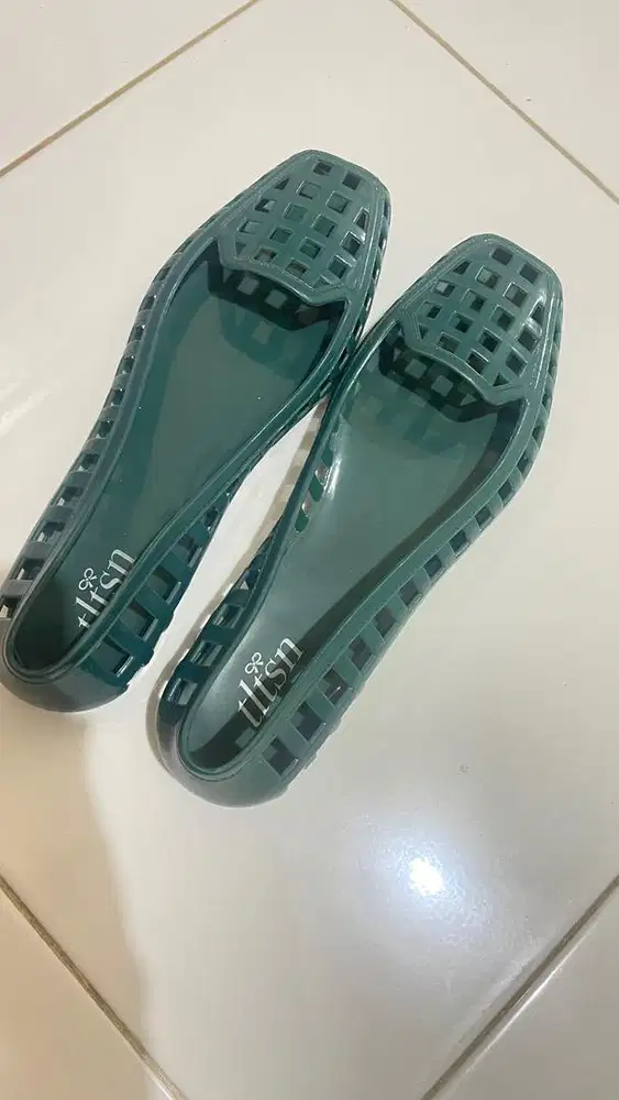 Sepatu gel warna hijau lumut
