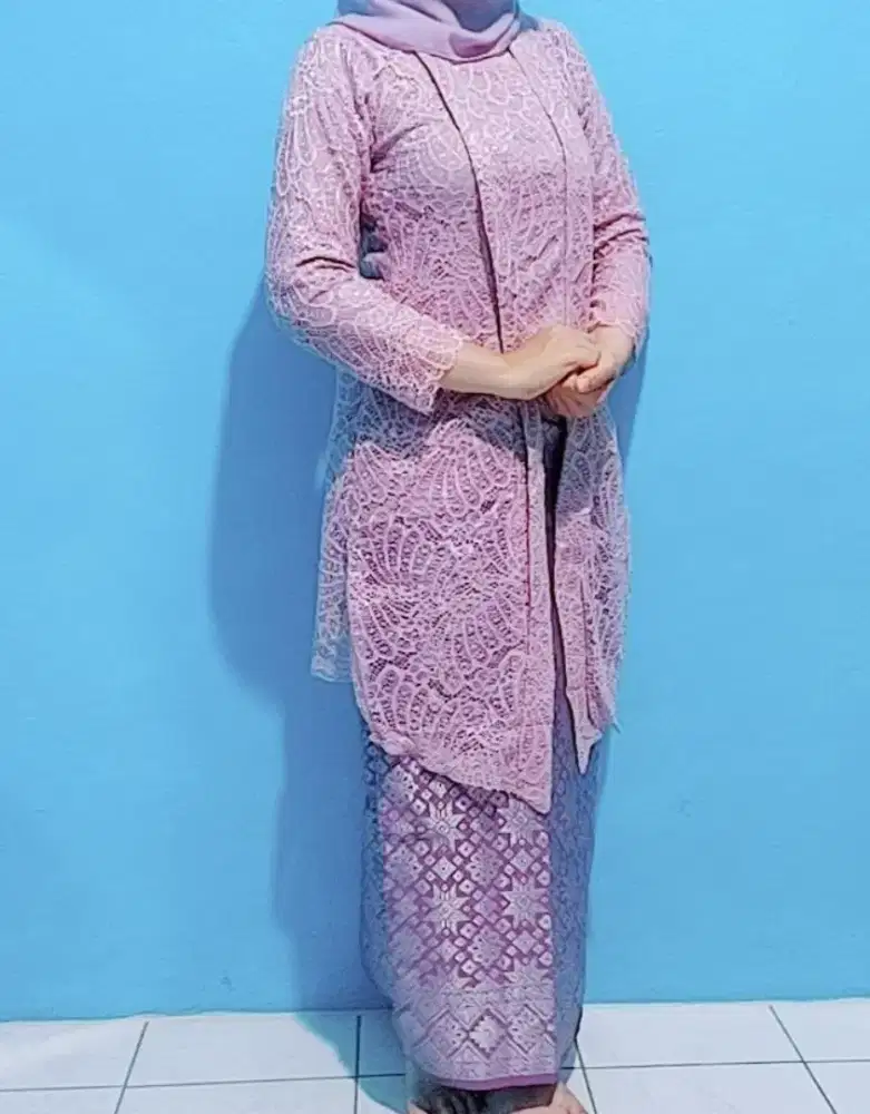 Kebaya kutu baru dan kain songket warna lilac
