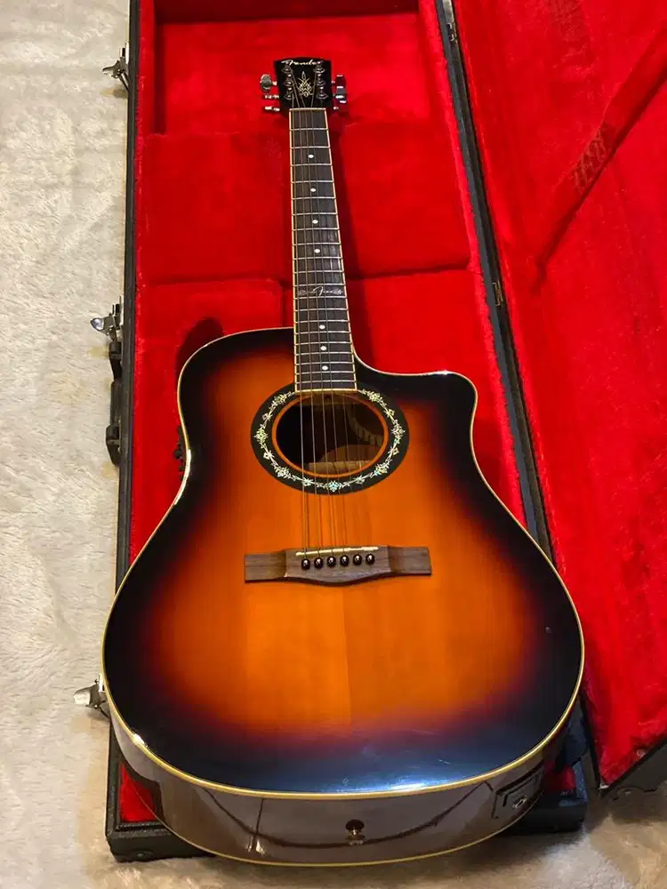 Fender T-Bucket 100CE  With Spruce Top 3TS