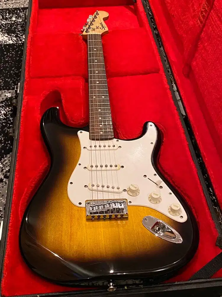Squier Bullet Hardtail (HT) Laurel FB Brown Sunburts