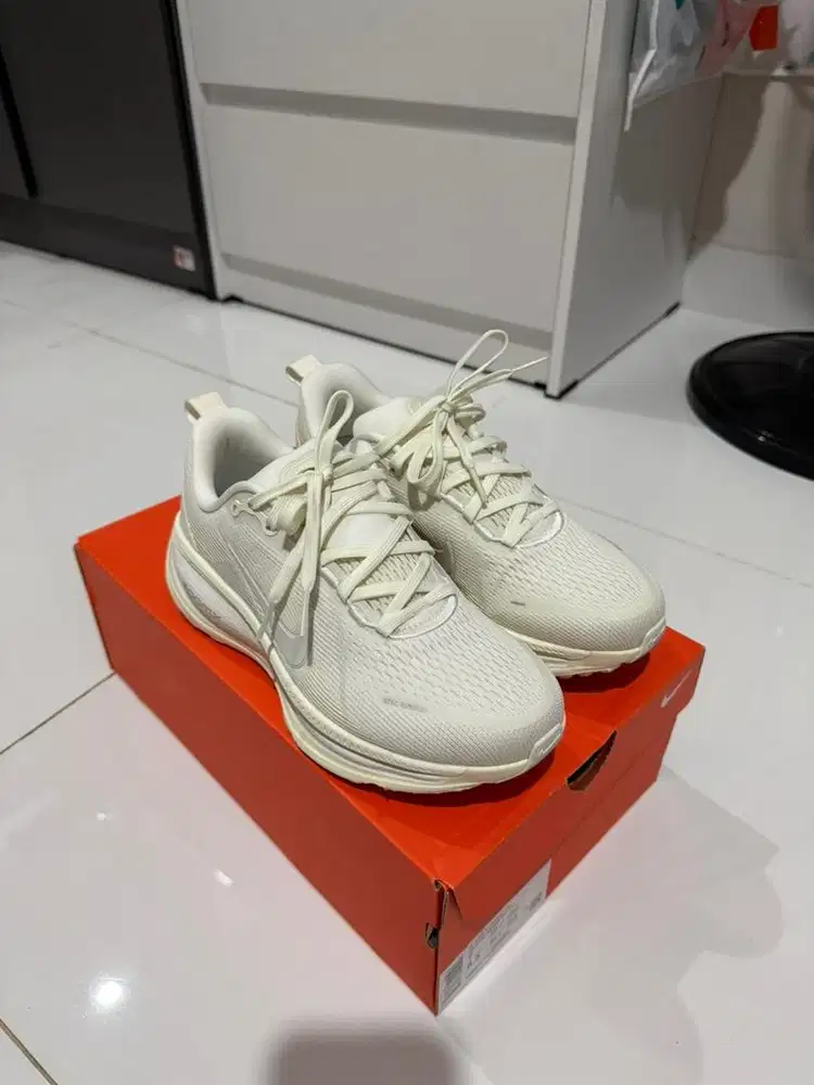 Nike Vomero 18 Running Shoes