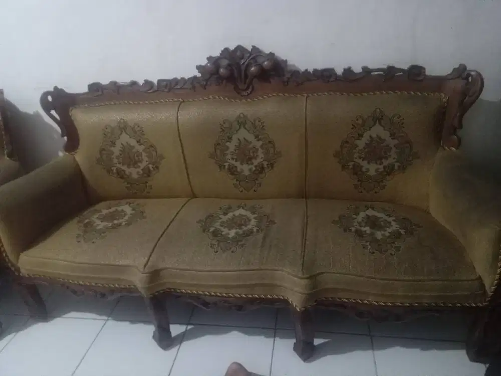 Dofa satu set ,kondisi minuse pemakaian ,tinggal di laundry sofa aja