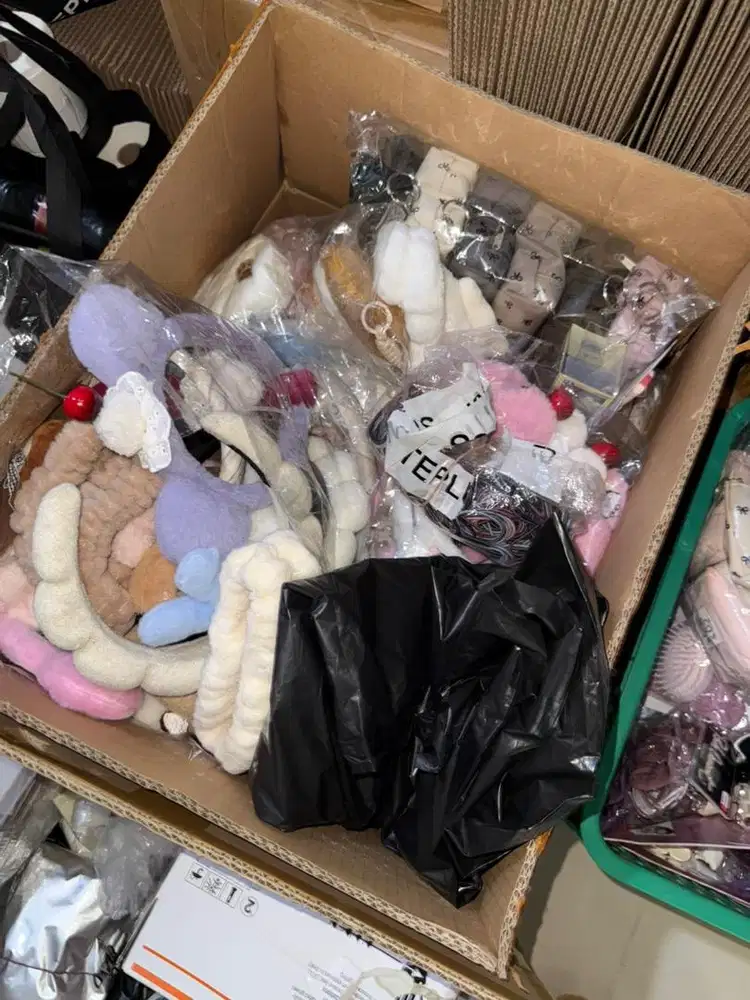 Aksesoris Wanita Bekas Jualan 5 dus ratusan item