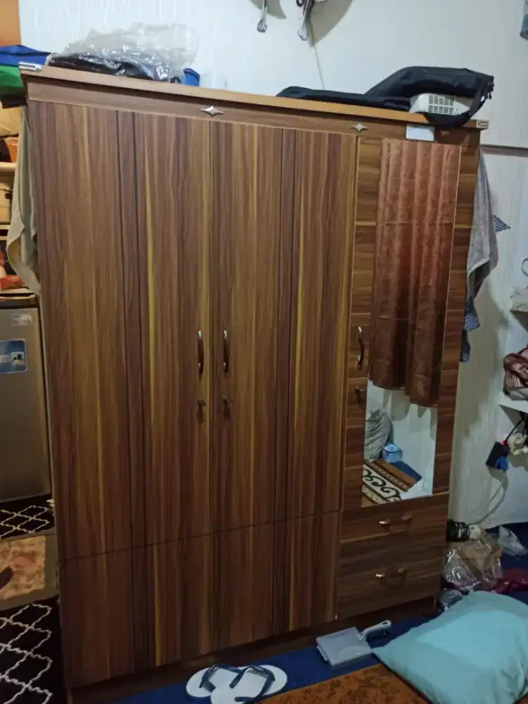 Lemari kayu besar