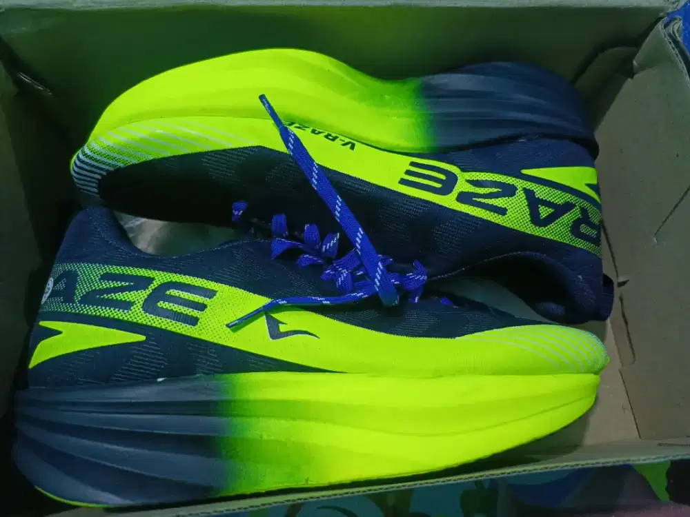 Sepatu running Altraze