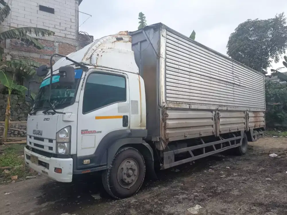Isuzu Giga FTR 90T 210PS 2016 wingbox long 8,4m bagus siap kerja