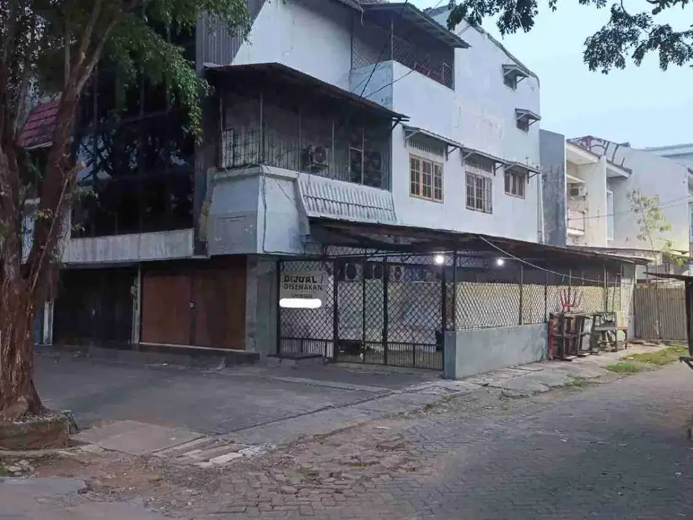 Tempat utk usaha pinggir jalan raya parkir luas