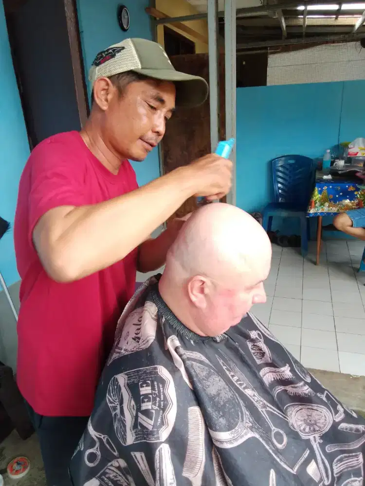 Pangkas rambut panggilan ke rumah