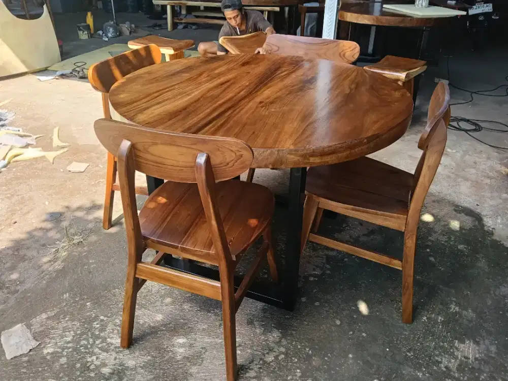 meja makan bulat