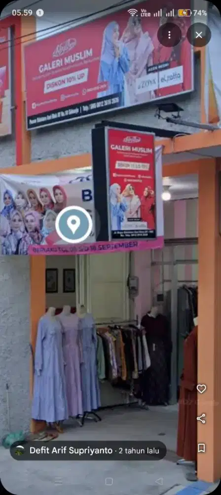 Jaga toko baju busana