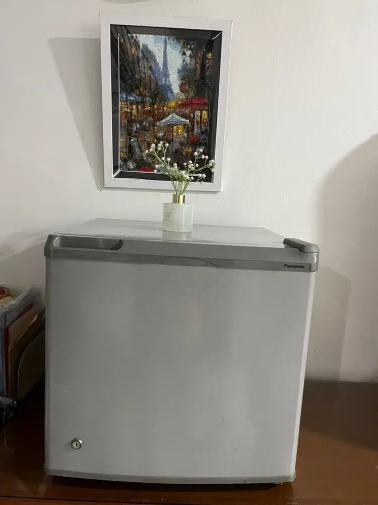 Lemari es mini merk panasonic