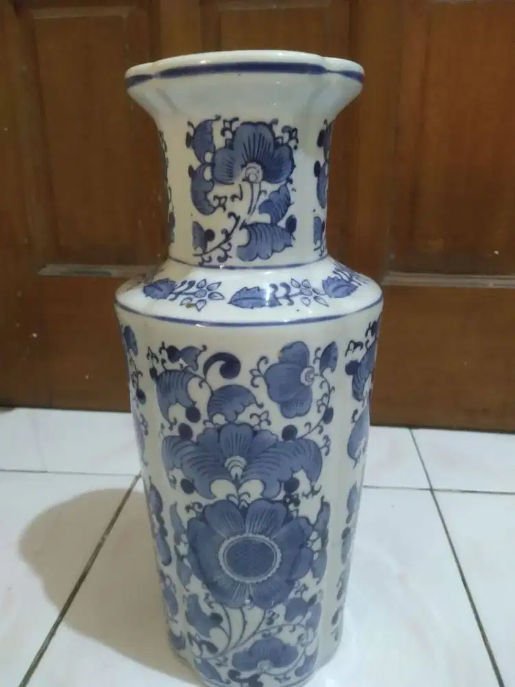 Vas Bunga putih keramik motif lukisan floris klasik, cantik, antik.