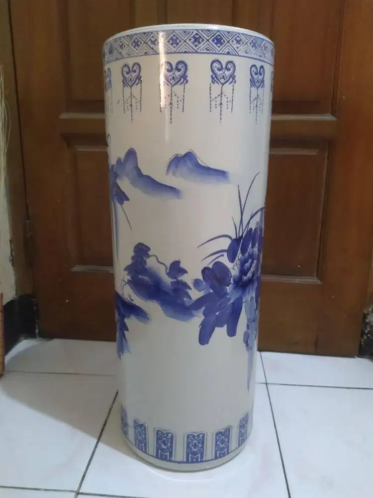 Guci tempat Payung Porselen, motif lukisan cina klasik, tanpa merek.