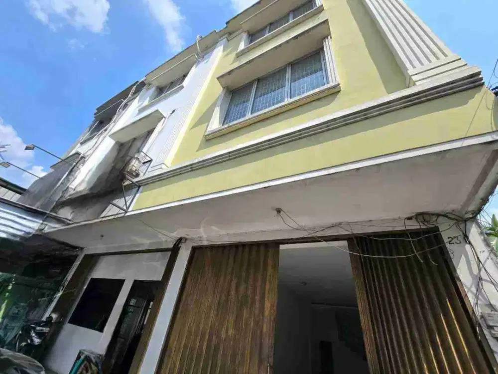 Disewakan ruko 3 lantai lokasi strategis di Bintaro Jaksel