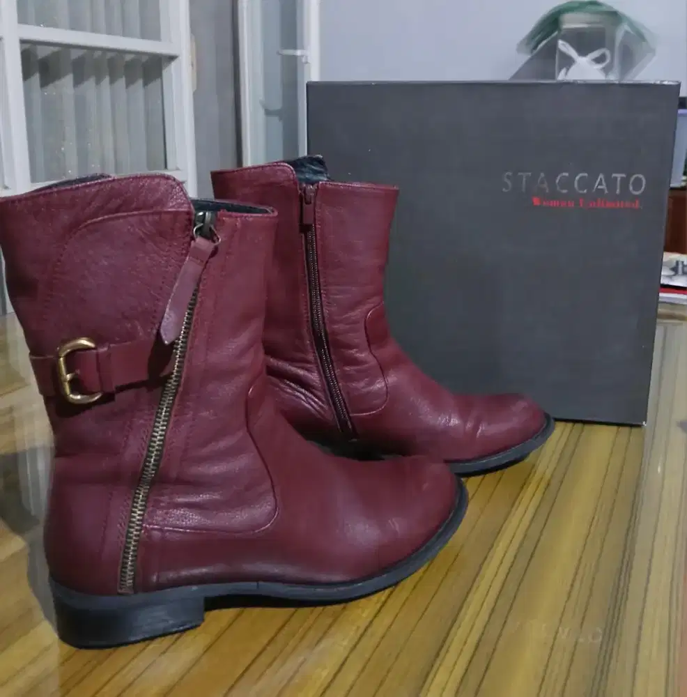 Preloved Sepatu Boots-Wanita Leather merk STACCATO Rp. 300 rb.