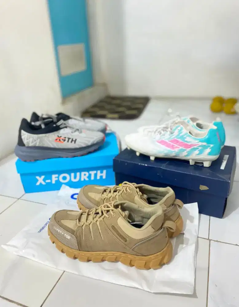 Bismillah, dijual sepatu sepak bola, sepatu gunung dan sepatu running