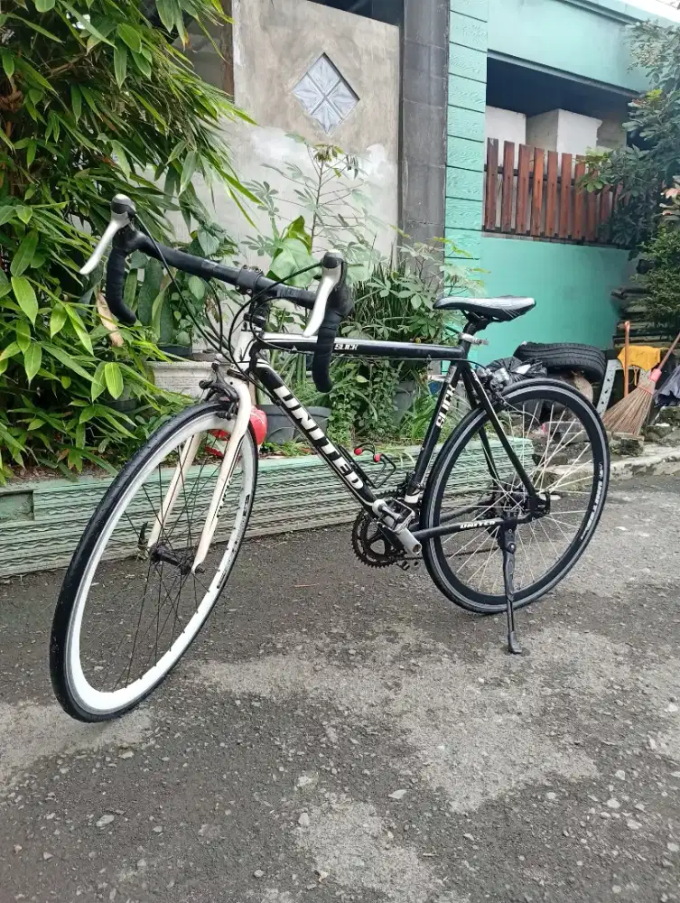 sepeda hybrid United Slick 71 berwarna hitam dengan aksen putih.