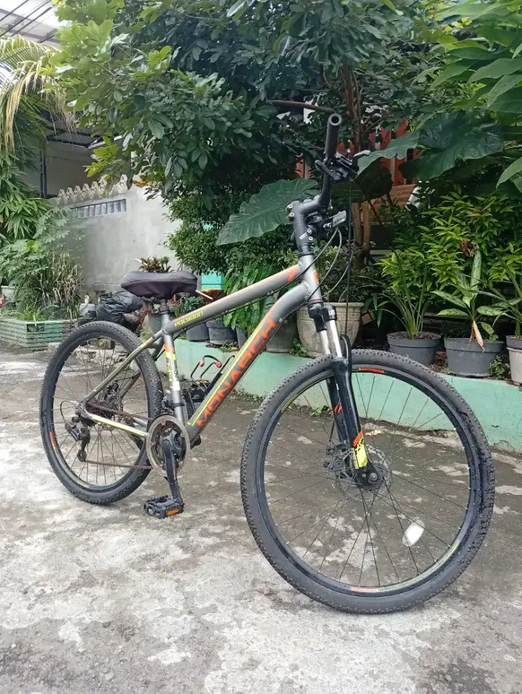 sepeda gunung Polygon Monarch 4 dengan bingkai alloy