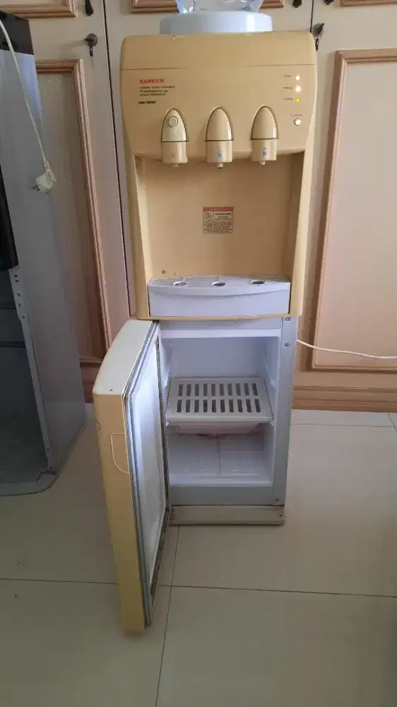 Dispenser Ada kulkas mini