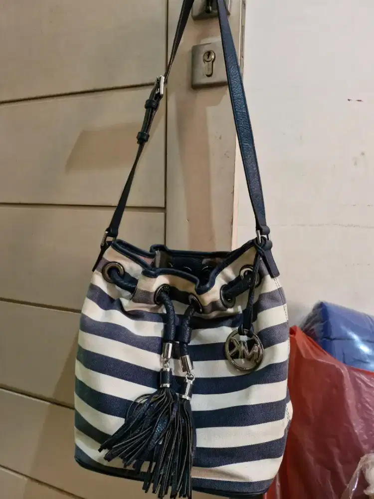 Mk blue white  wanita