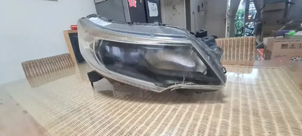 Lampu Depan Kanan Honda BRV - Bahan