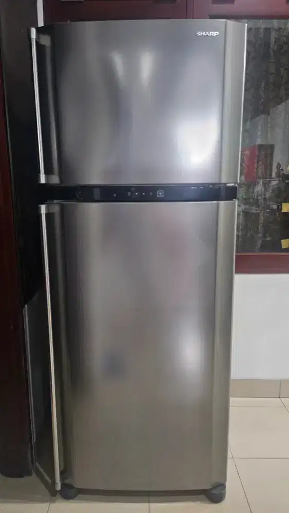 Preloved kulkas SHARP second kondisi masih bagus dan dingin.