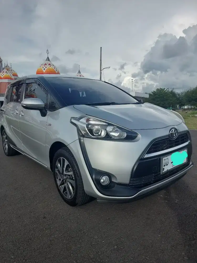 Toyota Sienta 1.5 V matic 2017 silver