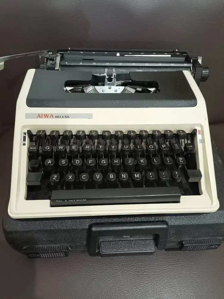 Mesin Tik AIWA Deluxe Vintage Klasik Mulus Normal Siap Pakai + Koper
