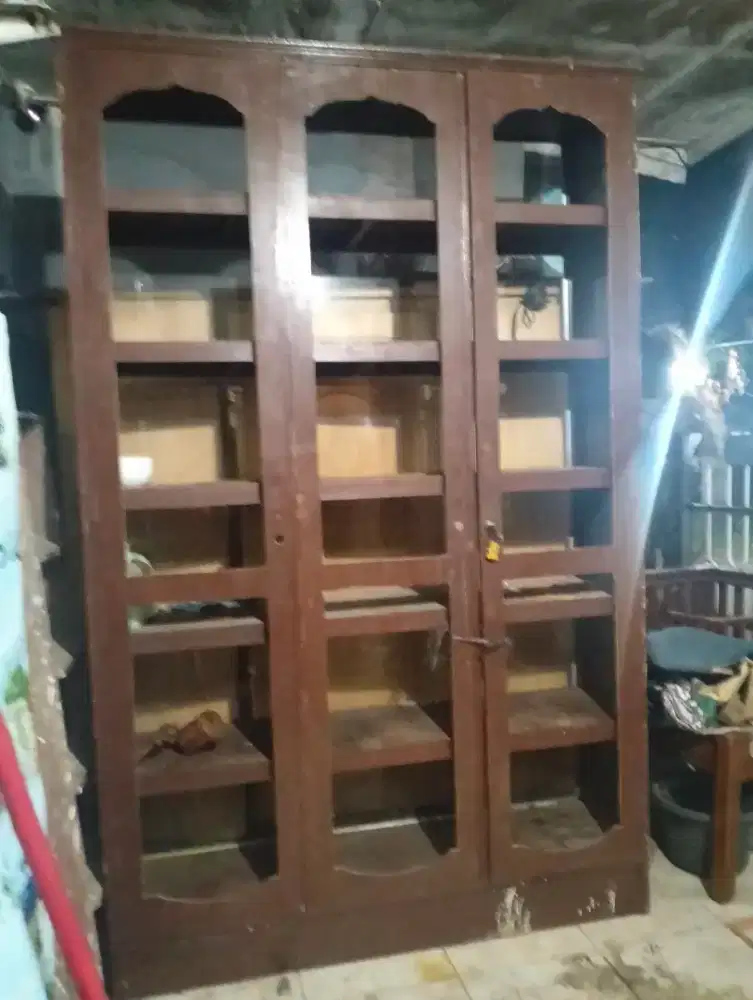 lemari sekat ruangan depan belakang kaca transparan