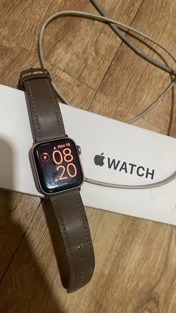 Dijual Apple Watch series SE gen 1