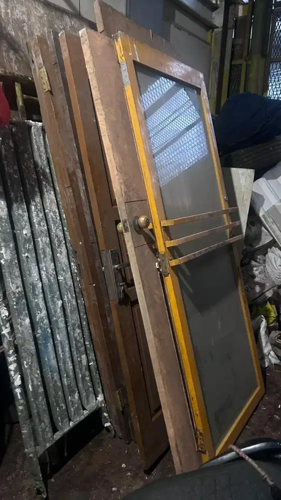 Pintu bekas kantor