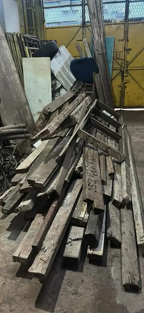 Kayu kamper bekas bongkaran