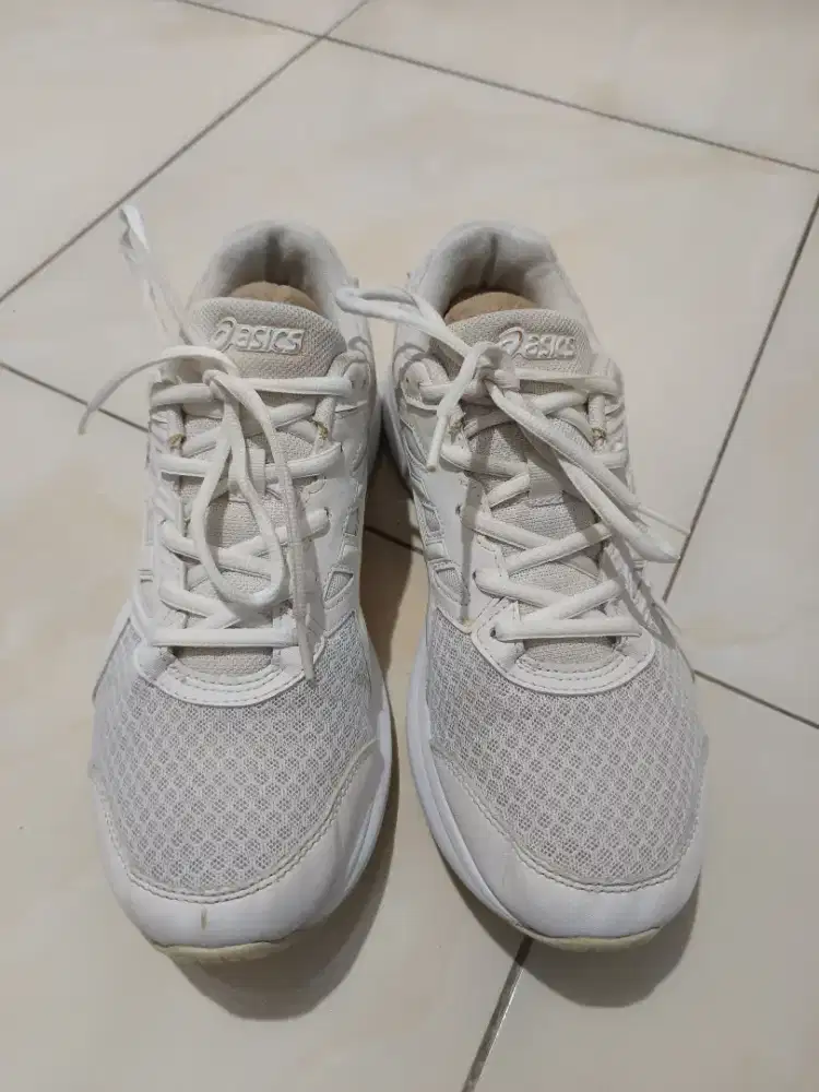 Sepatu asics putih pria