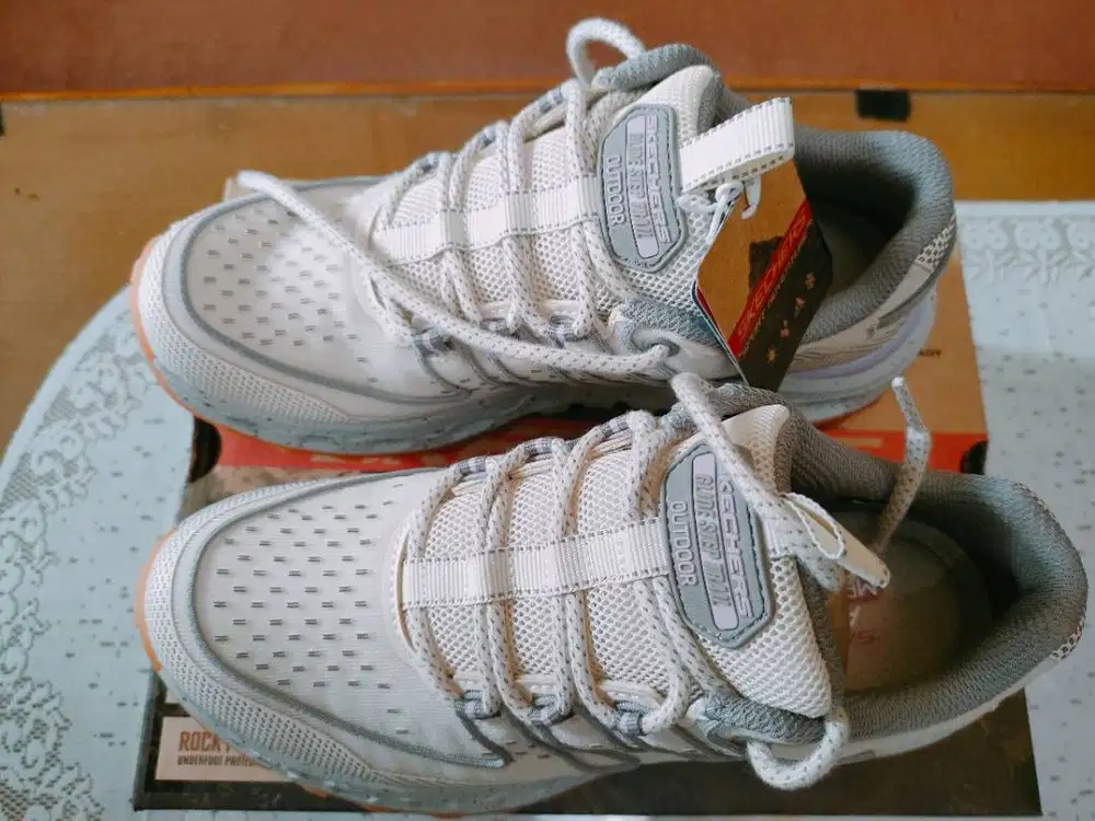 Skechers sepatu wanita