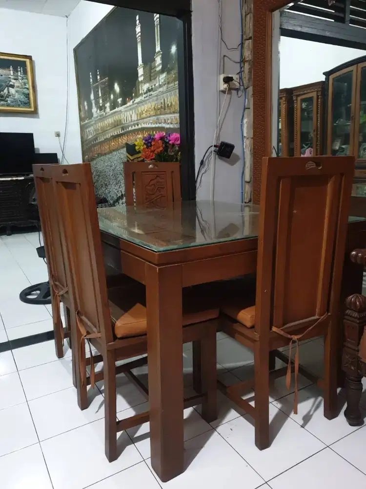 Satu set kursi meja makan