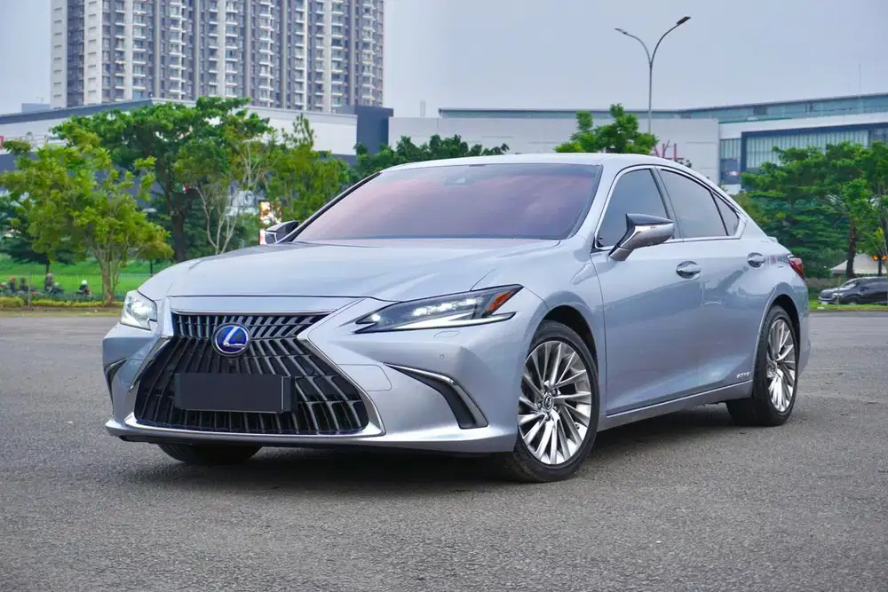 Lexus Es300h Hybrid Ultra-Luxury 2022 Silver Iridium Mulus DP Ringan