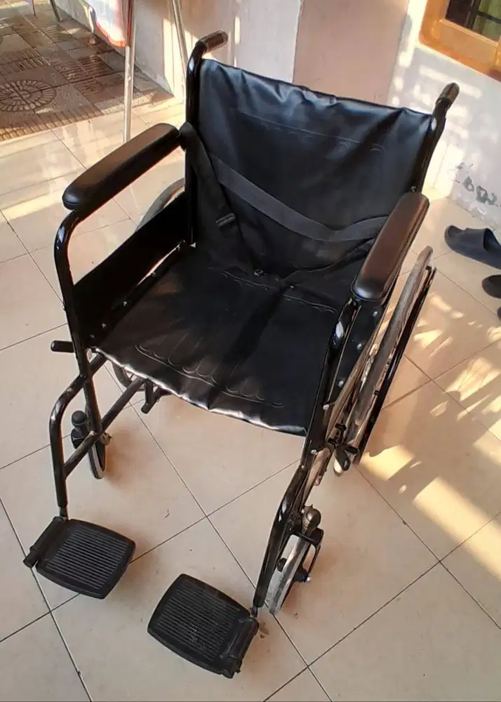 DIJUAL !!! Kursi roda merk Healty. Kondisi 90% masih bagus...