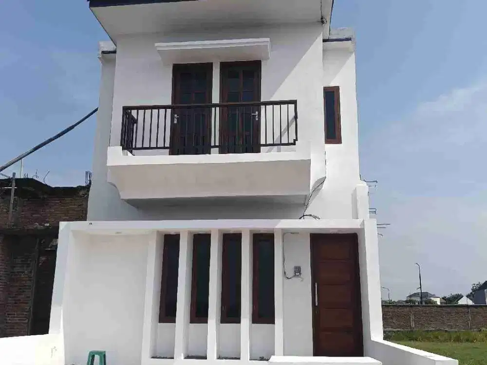 Rumah 2 lantai modern Solo Baru bisa langsung balik nama