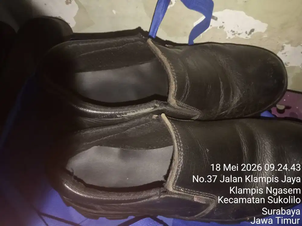 Sepatu hitam ukuran 43