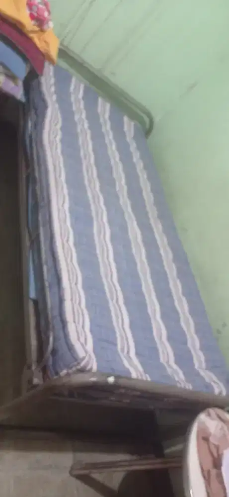 Ranjang besi dan kasur kapuk