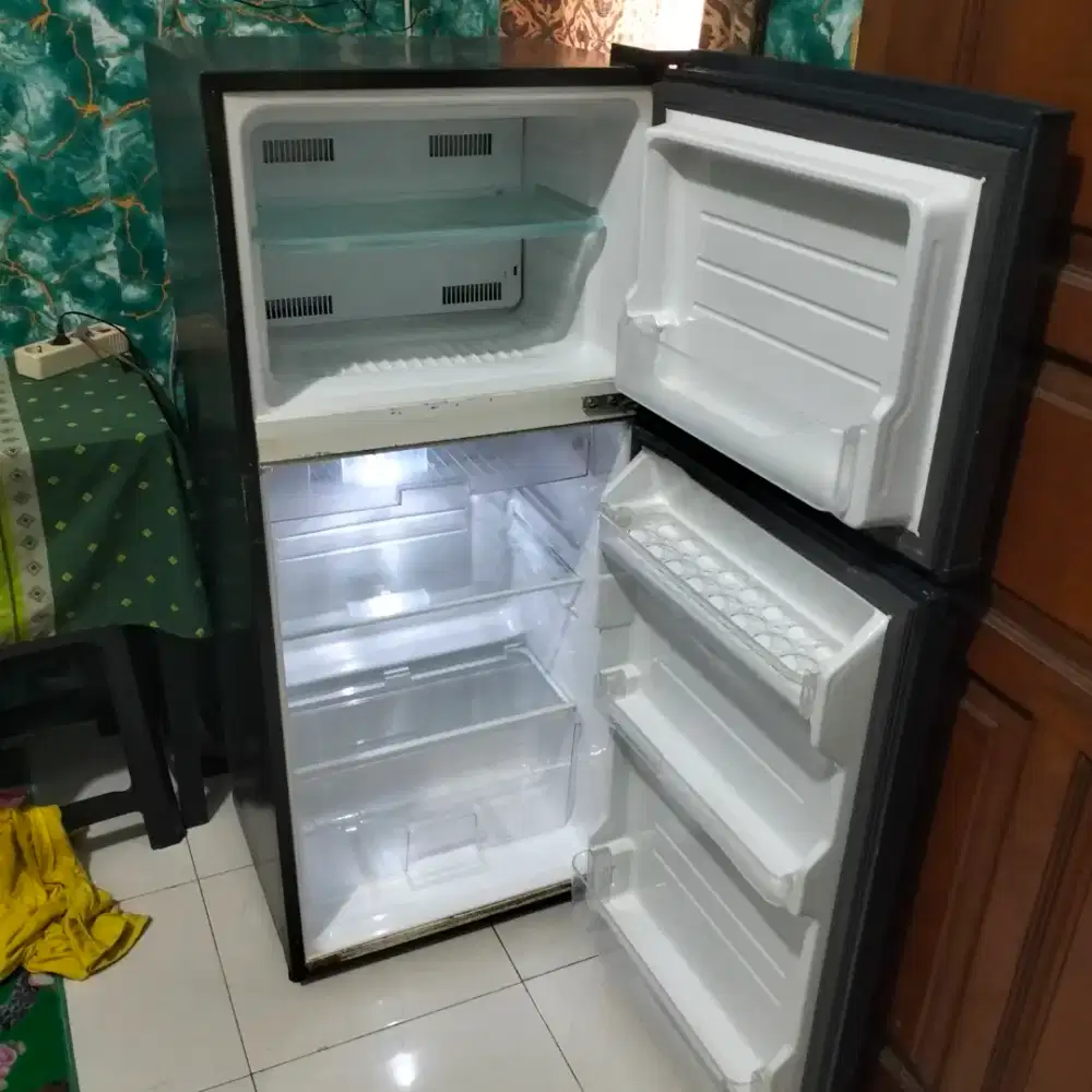 Bismillah semoga laku jual kulkas dua pintu merk SHARP kondisi normal