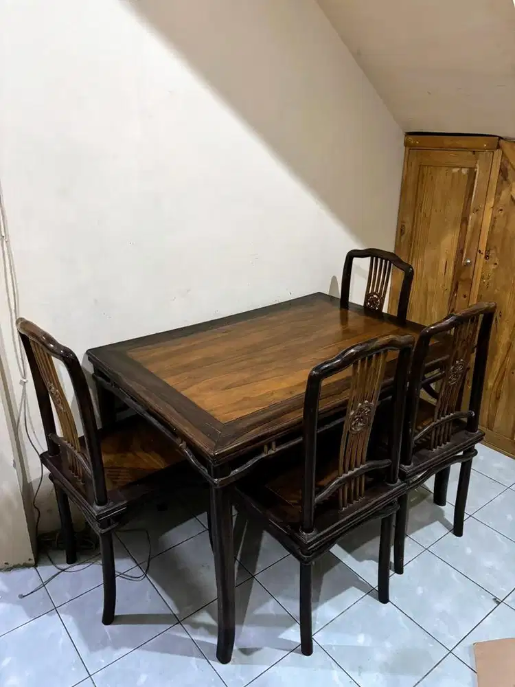 Set Meja Makan & 4 Kursi