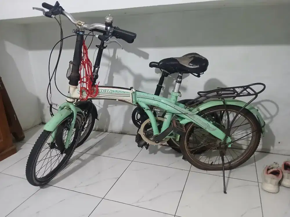2 sepeda lipat tak terpakai
