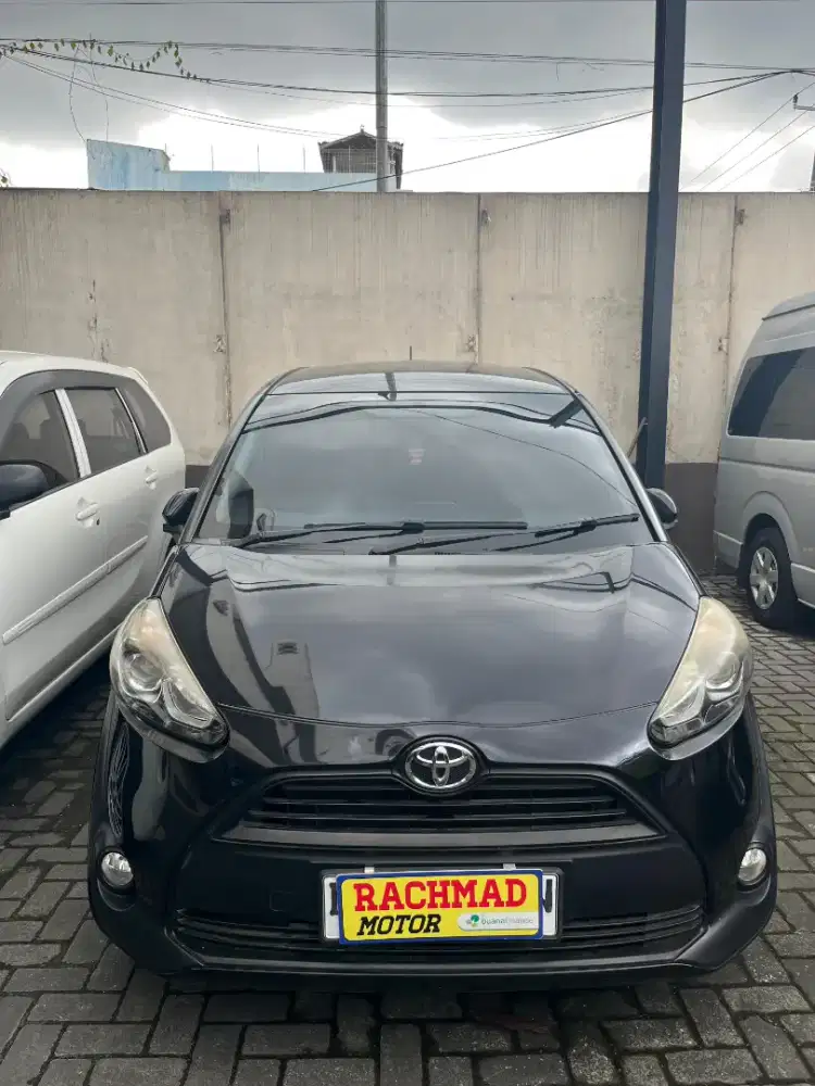 Toyota Sienta V 2017 hitam matic