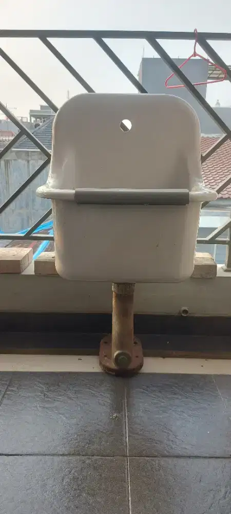 Service Sink ex. Toto