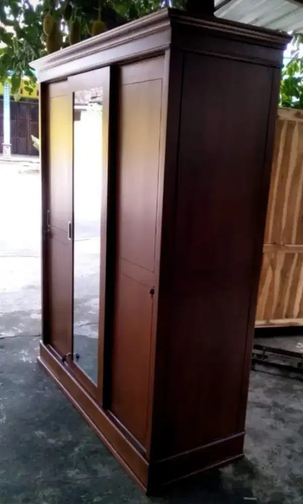 Lemari tiga pintu sliding