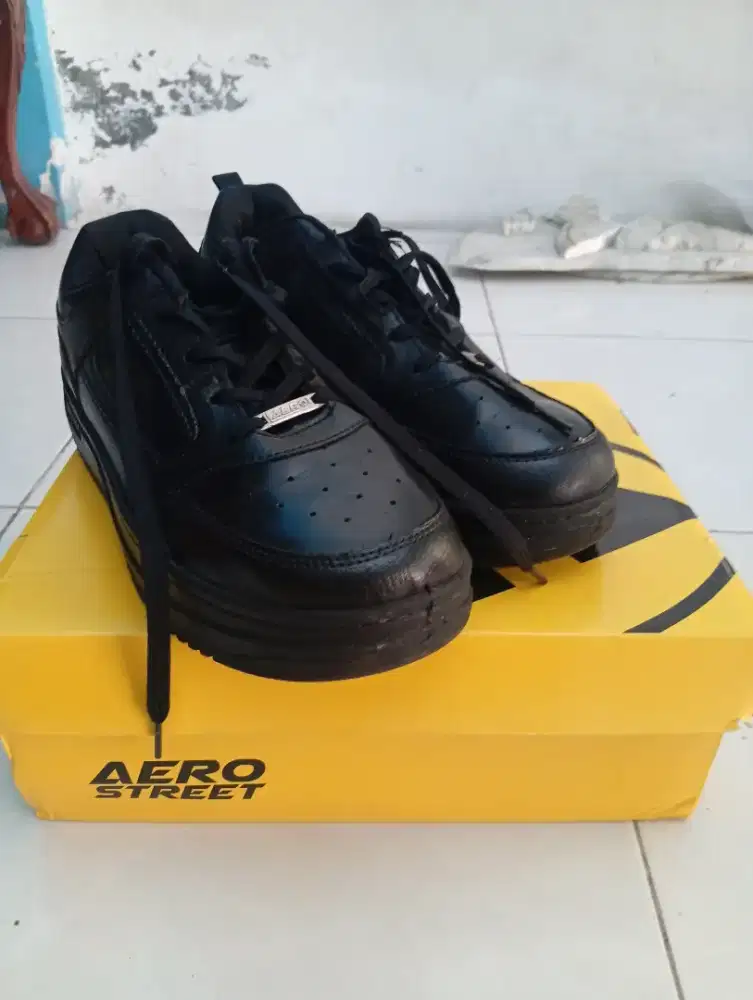 SEPATU SNEAKER HITAM