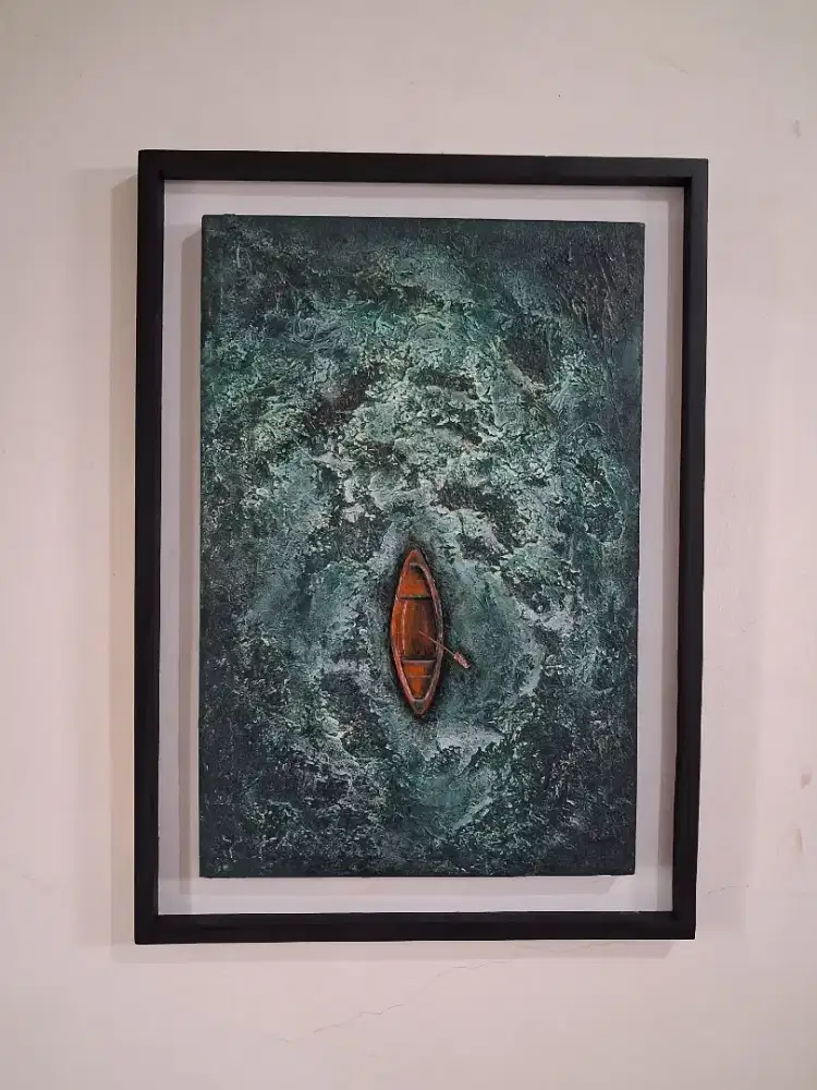 Lukisan timbul bertema perahu/sampan di tengah batu karang
