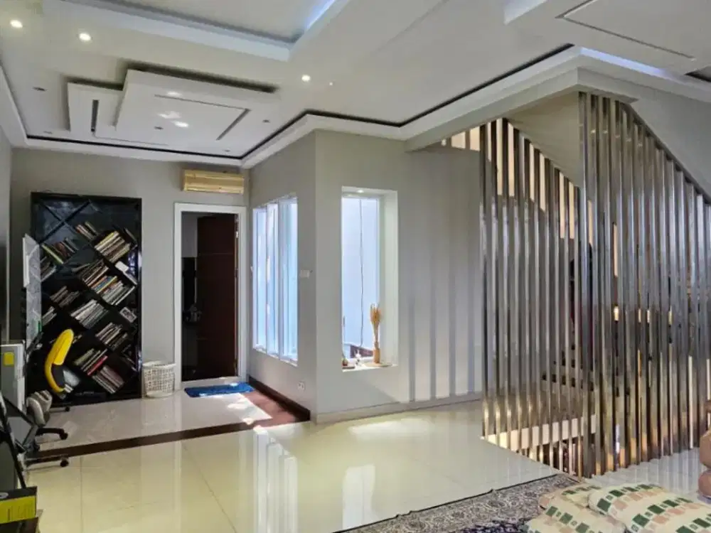 Dijual Rumah Mewah Strategis 3 Lantai Ada Swimming Pool Posisi Hoek Dalam Cluster Dekat Bxc Mall di Sektor 7 Bintaro Tangsel Lr-11288